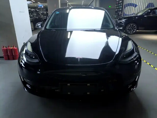 Tesla Model 3 — Фото автомобиля 2