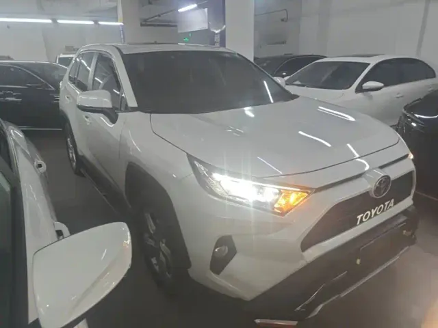 Toyota RAV4 — Фото автомобиля 3