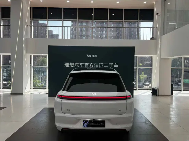 Li Auto L8 — Фото автомобиля 5
