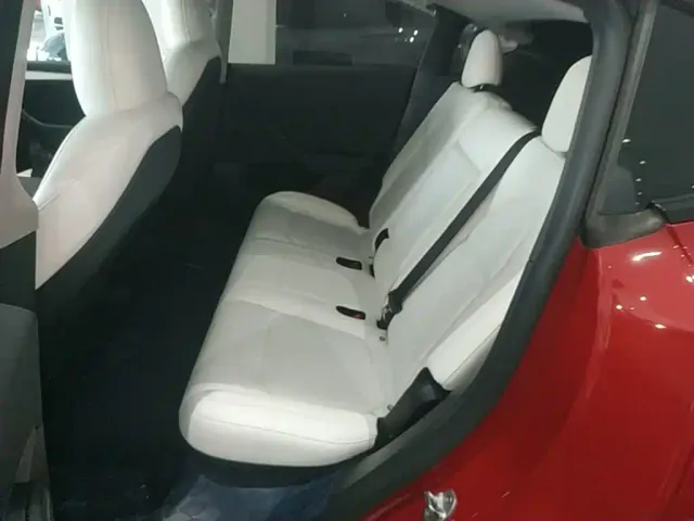 Tesla Model Y — Фото автомобиля 12