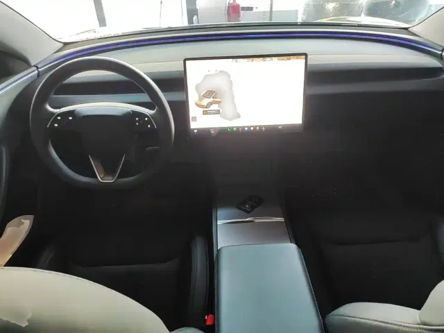 Tesla Model 3 — Фото автомобиля 9