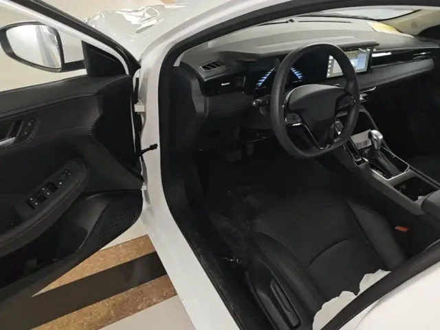 Roewe i5 — Фото автомобиля 15
