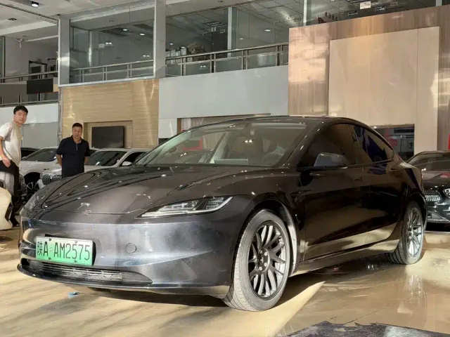 Фотография автомобиля — Tesla Model 3