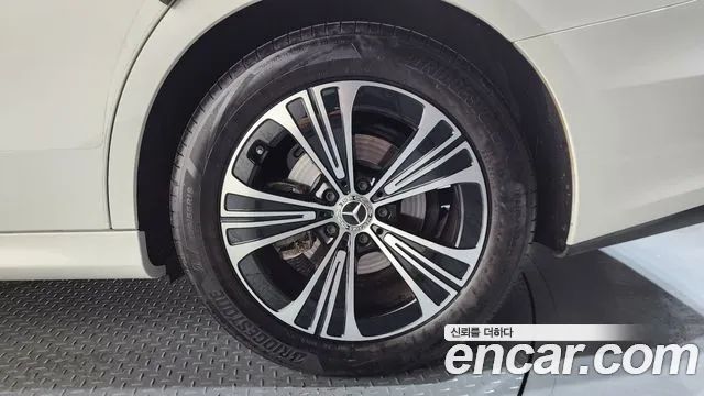 Mercedes-Benz E-Class — Фото автомобиля 19