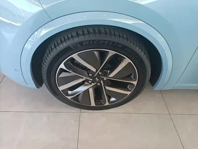 Li Auto L8 — Фото автомобиля 24