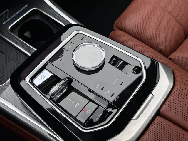 BMW BMW i7 2023 Model xDrive60L M Sport Package — Фото автомобиля 7