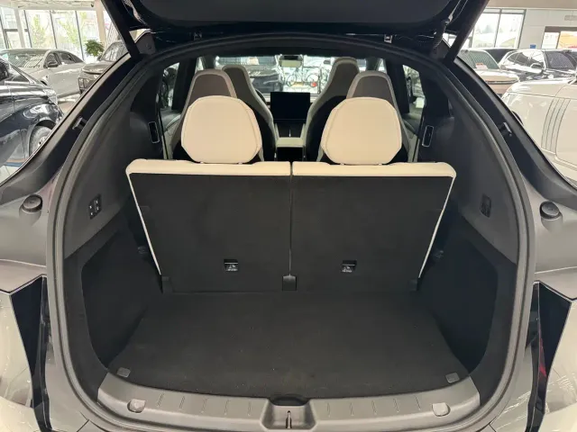 Tesla Model Y L — Фото автомобиля 7
