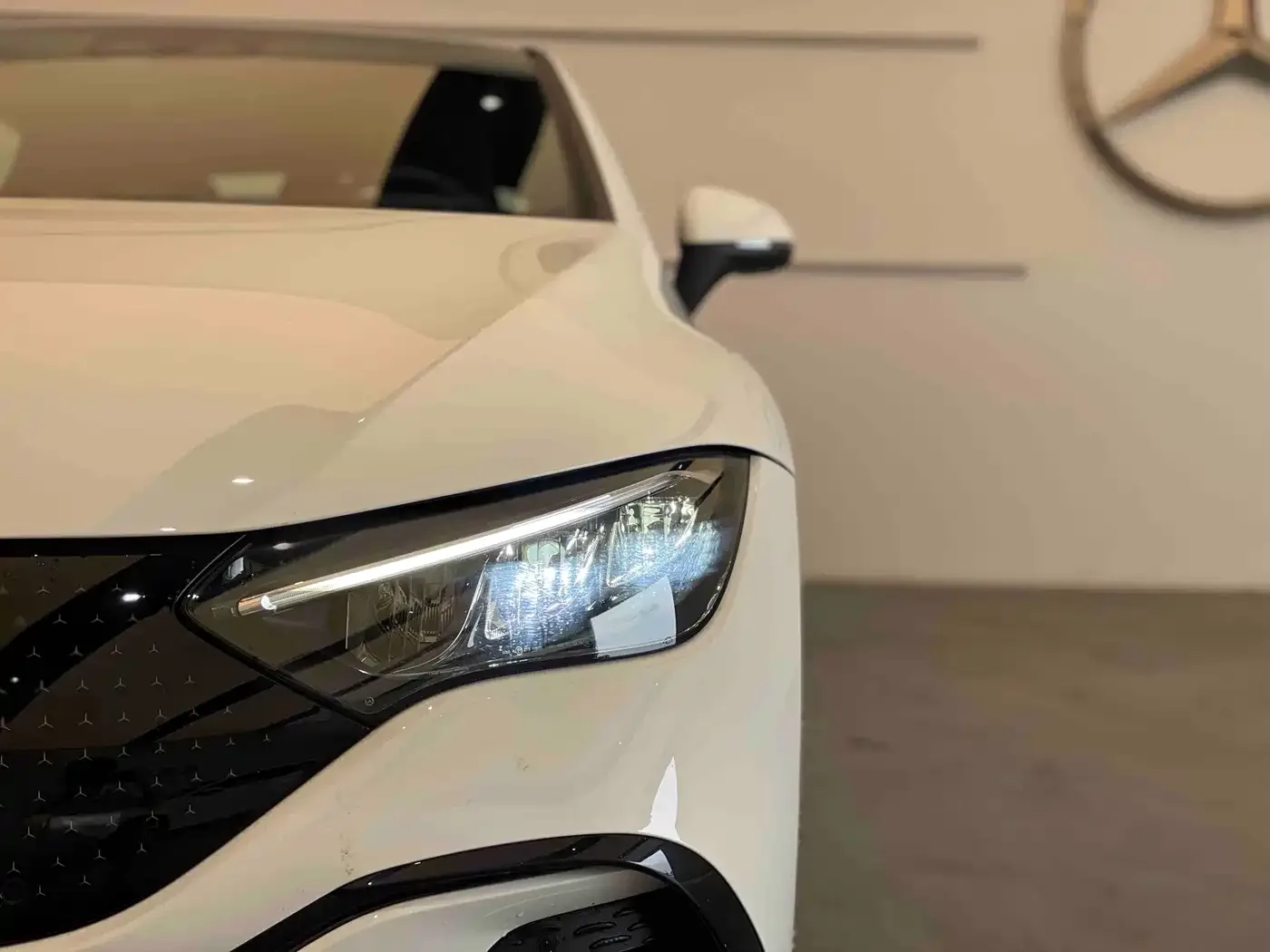 Mercedes-Benz Mercedes-Benz EQE 2025 Model 500 4MATIC Luxury Edition — Фото автомобиля 4