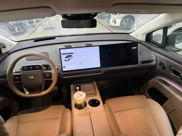 Li Auto i8 — Фото автомобиля 5