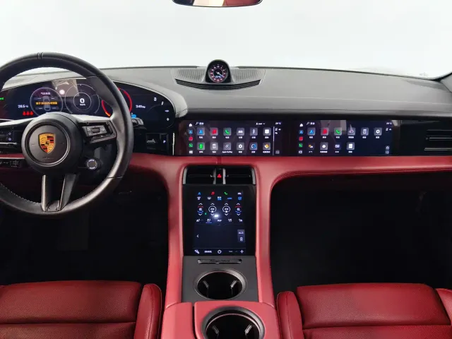 Porsche Taycan — Фото автомобиля 10