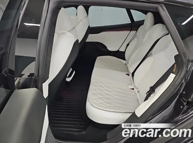 Tesla Model S — Фото автомобиля 13