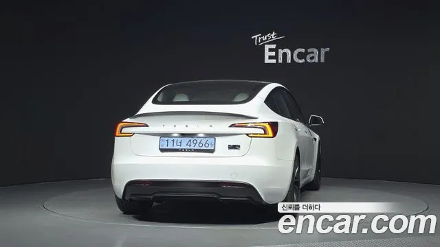 Tesla Model 3 — Фото автомобиля 4