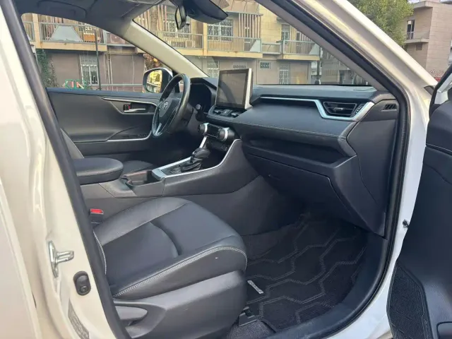 Toyota RAV4 — Фото автомобиля 6