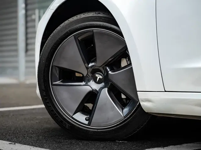 Tesla Model 3 — Фото автомобиля 4