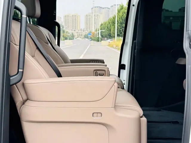Li Auto MEGA — Фото автомобиля 21