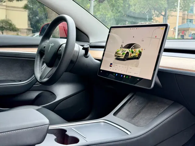 Tesla Model 3 — Фото автомобиля 9