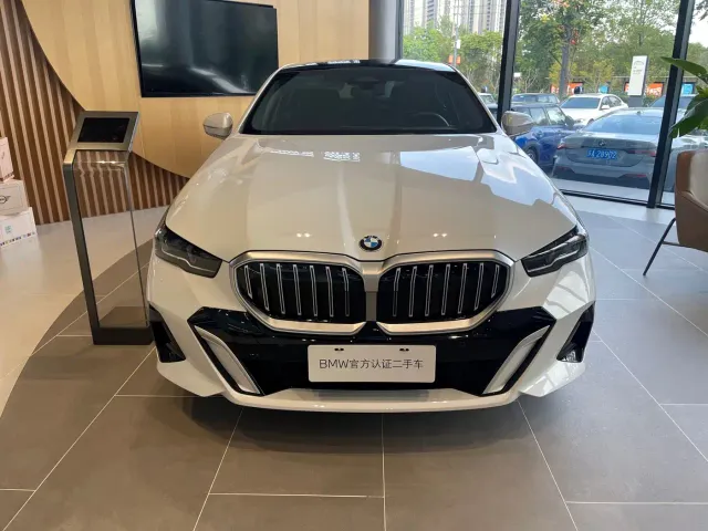 BMW 5 Series — Фото автомобиля 2