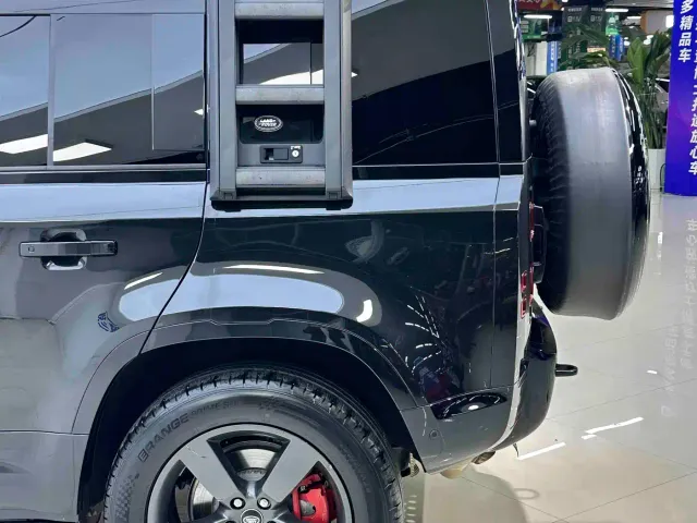 Land Rover Defender — Фото автомобиля 8