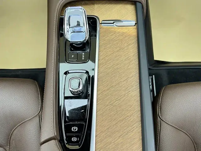 Volvo XC90 — Фото автомобиля 12