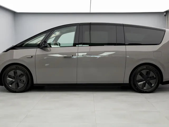 Li Auto MEGA — Фото автомобиля 3