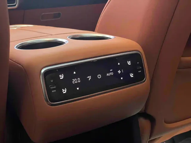 Li Auto L8 — Фото автомобиля 29