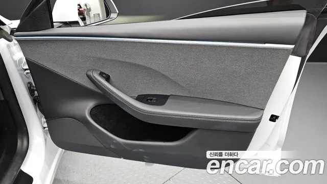 Tesla Model 3 — Фото автомобиля 24