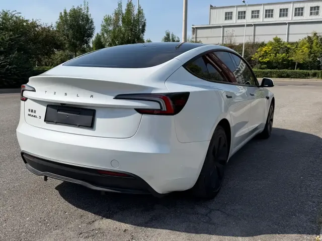 Tesla Model 3 — Фото автомобиля 14