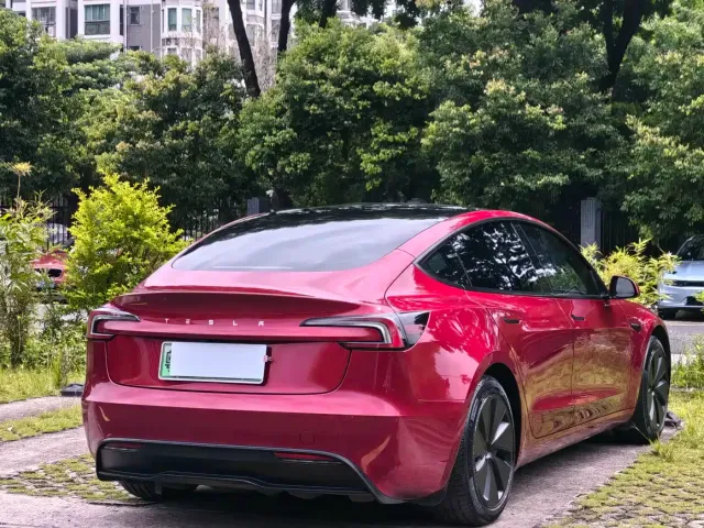 Tesla Model 3 — Фото автомобиля 12