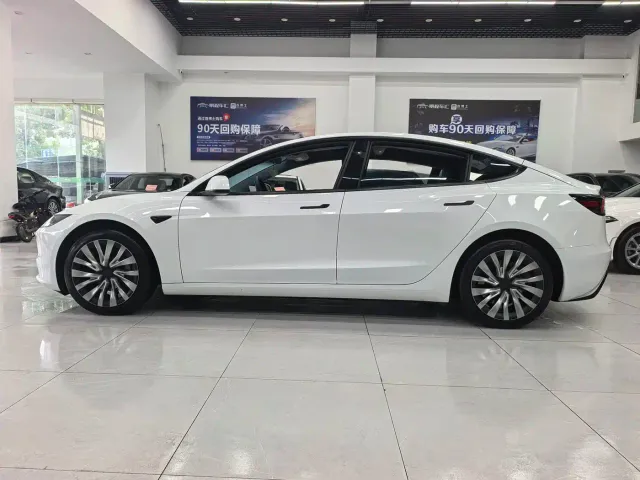 Tesla Model 3 — Фото автомобиля 20