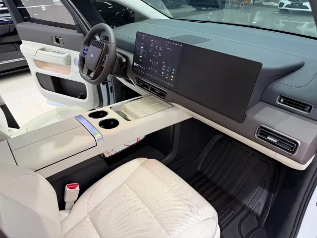 Li Auto MEGA — Фото автомобиля 6
