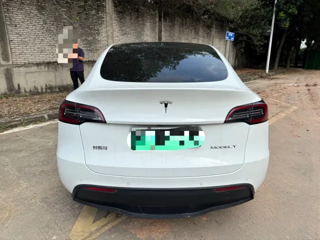 Tesla Model Y — Фото автомобиля 8