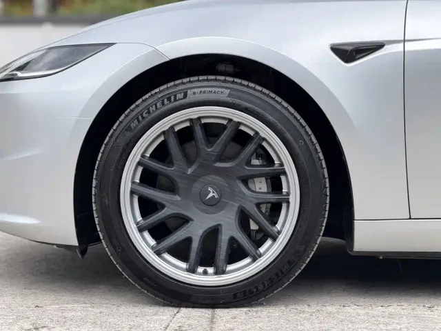 Tesla Model 3 — Фото автомобиля 22