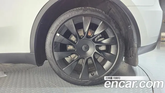 Tesla Model Y — Фото автомобиля 6