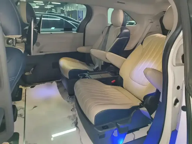 Toyota Sienna — Фото автомобиля 16