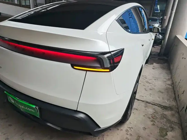 Tesla Model Y — Фото автомобиля 7