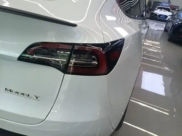 Tesla Model Y — Фото автомобиля 7