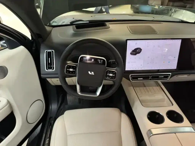 Li Auto L8 — Фото автомобиля 10
