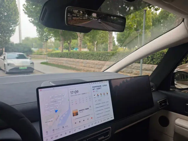 Li Auto MEGA — Фото автомобиля 17