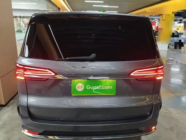 Roewe iMAX8 — Фото автомобиля 5