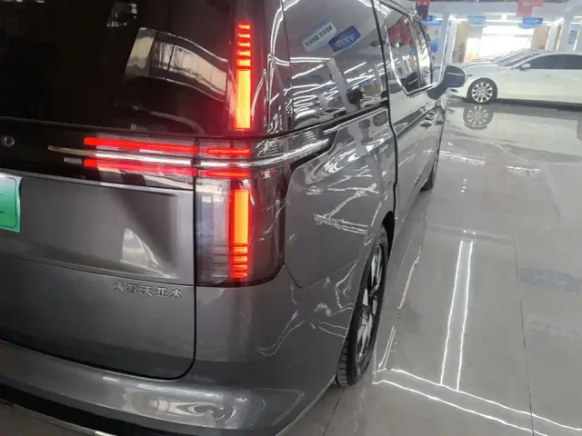 Volvo EM90 — Фото автомобиля 7