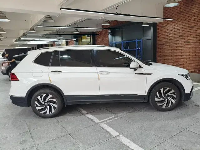 Volkswagen Tiguan L — Фото автомобиля 4