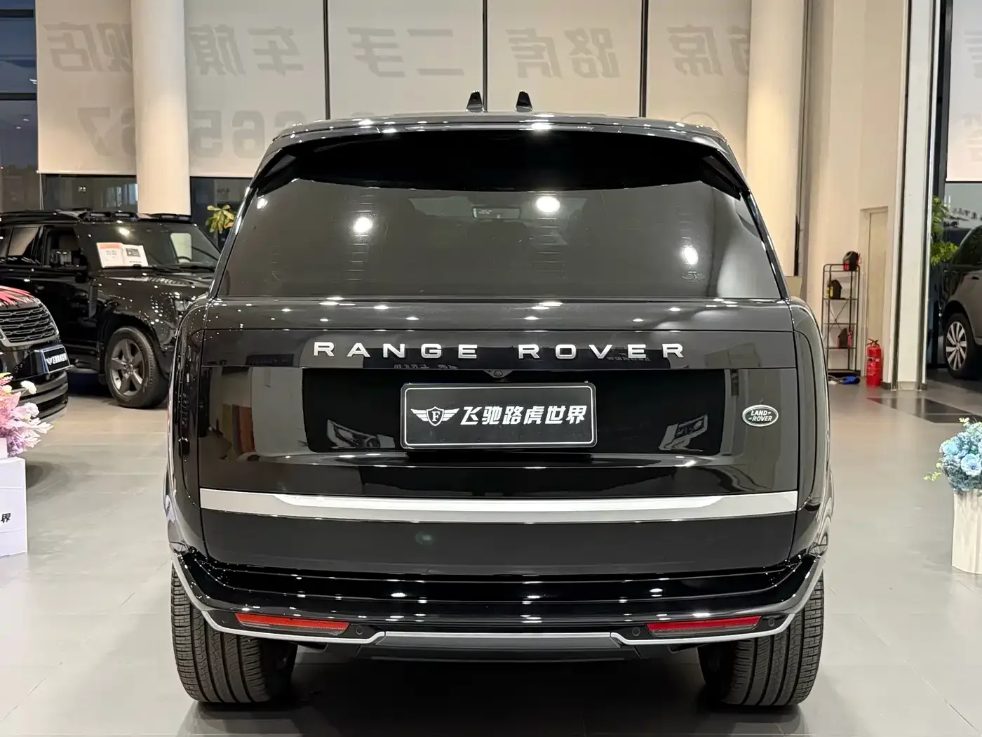 Land Rover Range Rover 2025 3.0 L6 400PS Flourishing Era Extended Wheelbase — Фото автомобиля 22
