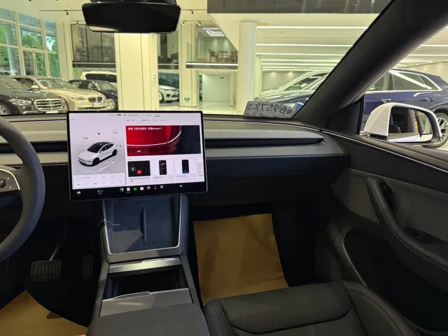 Tesla Model Y — Фото автомобиля 16