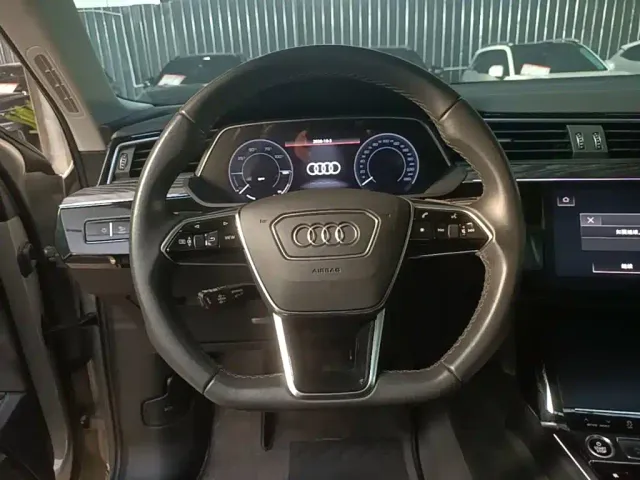 Audi e-tron — Фото автомобиля 10