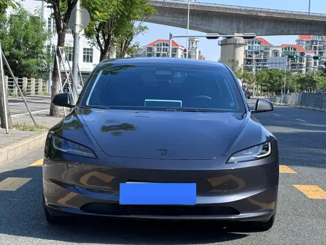 Фотография автомобиля — Tesla Model 3