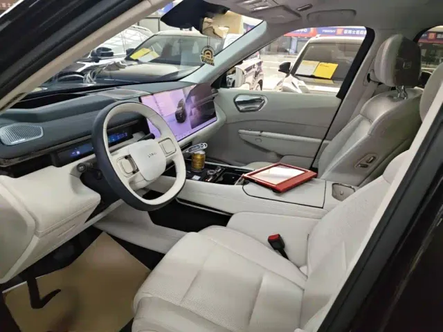 Lynk & Co 900 — Фото автомобиля 14