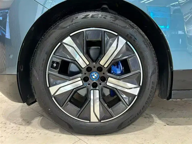 BMW iX — Фото автомобиля 2