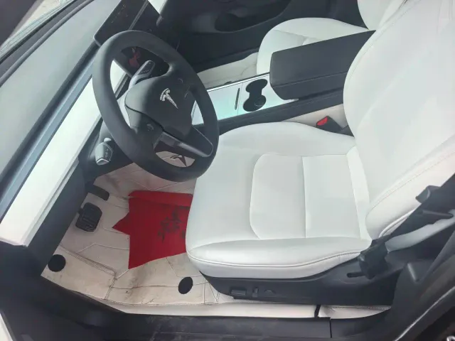 Tesla Model 3 — Фото автомобиля 4