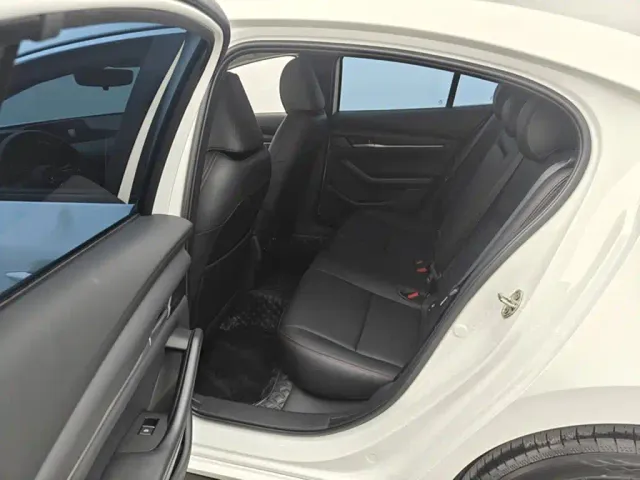 Mazda Axela — Фото автомобиля 6