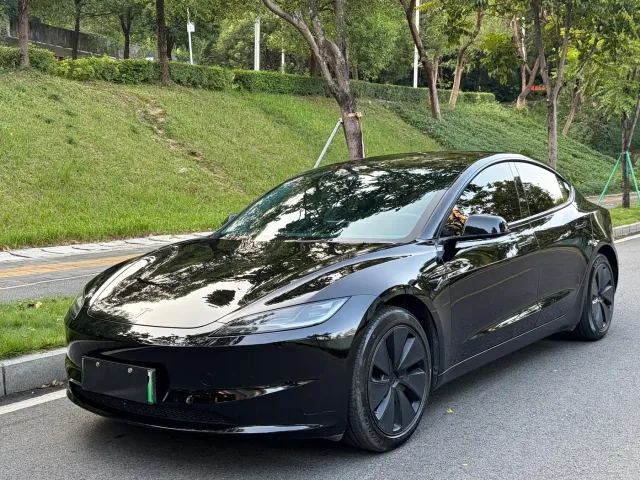 Фотография автомобиля — Tesla Model 3